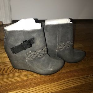 brand new OTBT heels